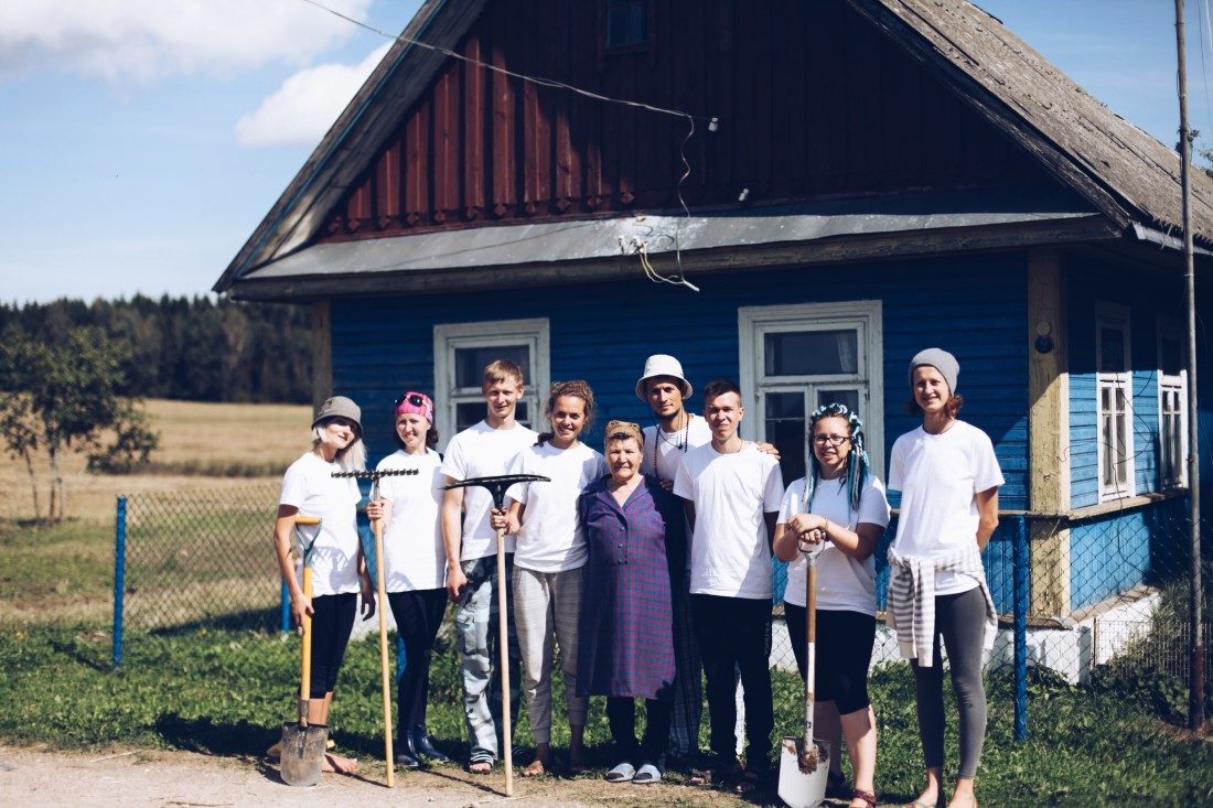 Красим дом Евгении Казимировны
Волонтерство в Беларуси